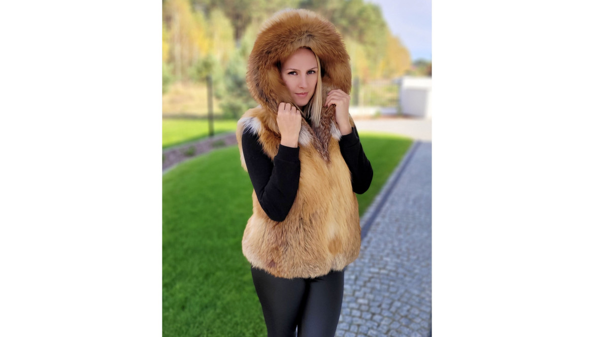 Fox fur vests - the canon of women's fashion